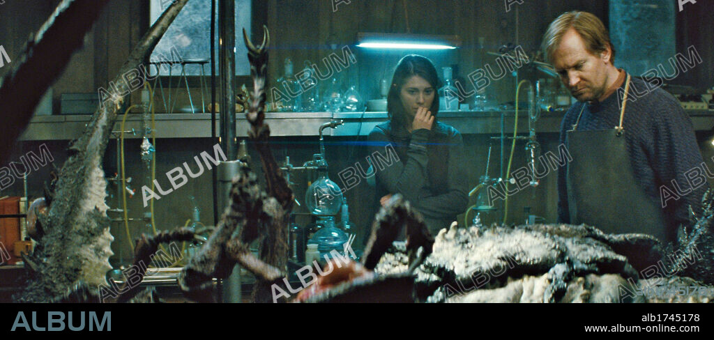 MARY ELIZABETH WINSTEAD y ULRICH THOMSEN en LA COSA, 2011 (THE THING). Copyright MORGAN CREEK PRODUCTIONS.