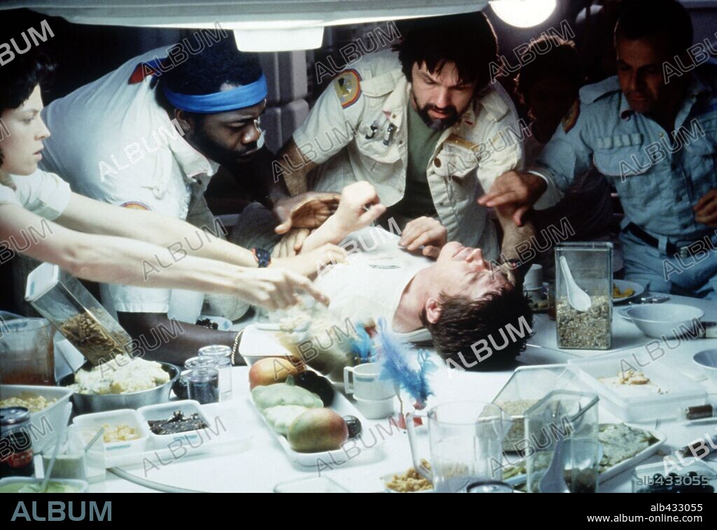 JOHN HURT, SIGOURNEY WEAVER, TOM SKERRITT und YAPHET KOTTO in ALIEN - DIRECTOR'S CUT, 1979 (ALIEN), unter der Regie von RIDLEY SCOTT. Copyright 20TH CENTURY FOX.