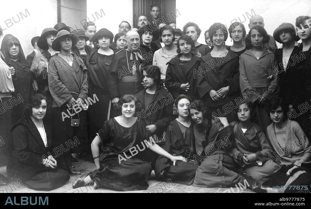 Noviembre 1923. Melilla. En la cantina Escolar.
El patriarca de las Indias con las Señoras que Asistieron A la bendición e Inuguración de la Cantina.
(foto Litran).