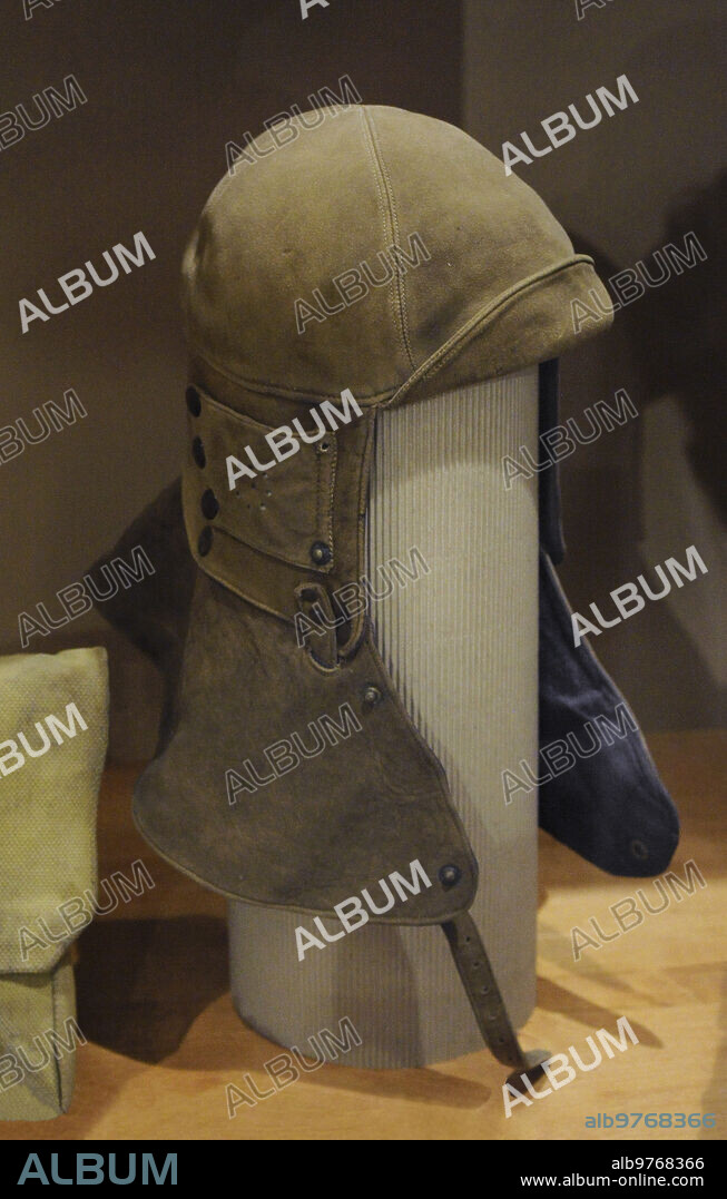 Historia de Letonia. Siglo XX. Gorro de tanquista. Museo de la Guerra de Letonia. Riga. Letonia.