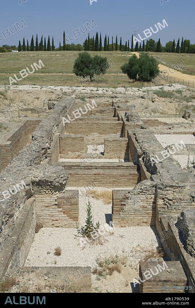 ARTE ROMANO. ESPAÑA. ITALICA. Ciudad fundada hacia 206 a. C., por iniciativa de Cornelio Escipión. Vista general de las ruinas de las Termas Mayores (baños públicos). Zona anfiteatro. Santiponce. Provincia de Sevilla. Andalucia.