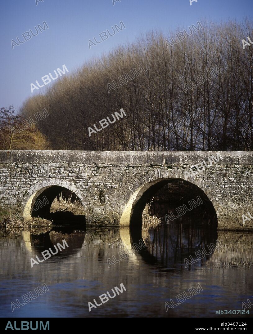Puente Romano de Trespuentes. Cruza el río Zadorra. Está formado por trece arcos de medio punto. Junto al mismo se asentaba la antigua ciudad romana de Iruña. Vista parcial. Provincia de Alava. País Vasco.