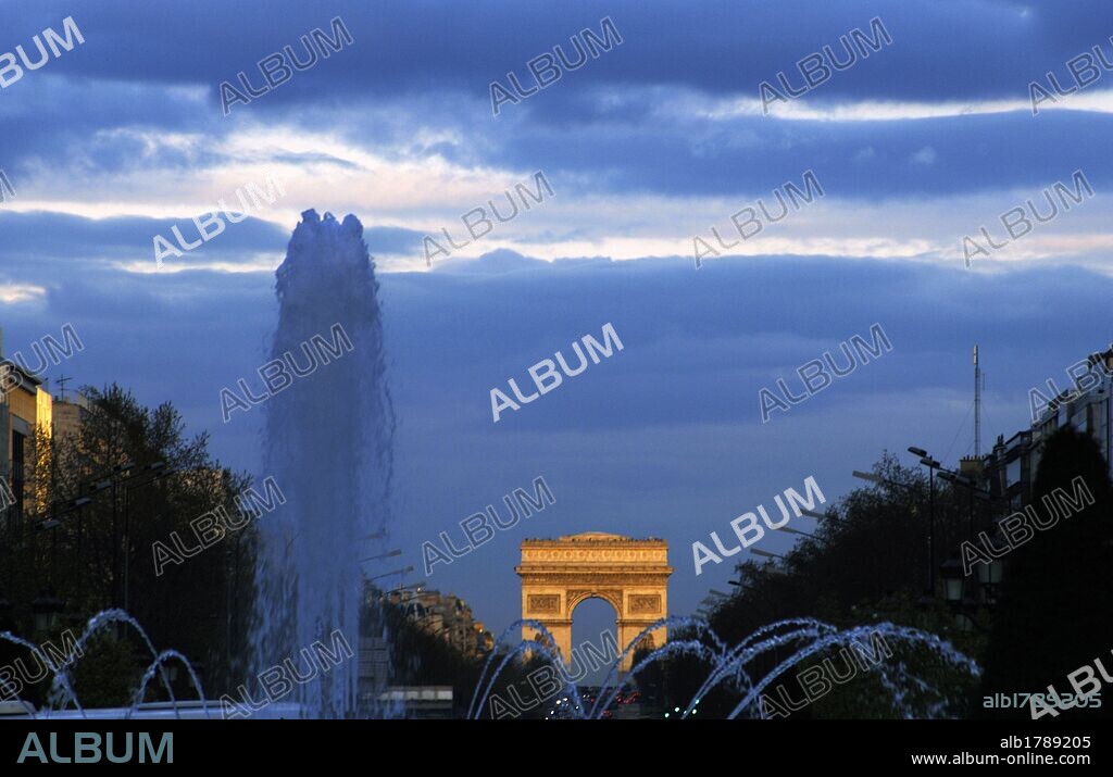 FRANCIA. PARIS. Vista nocturna de los Campos Elíseos y el Arco de Triunfo, al fondo.