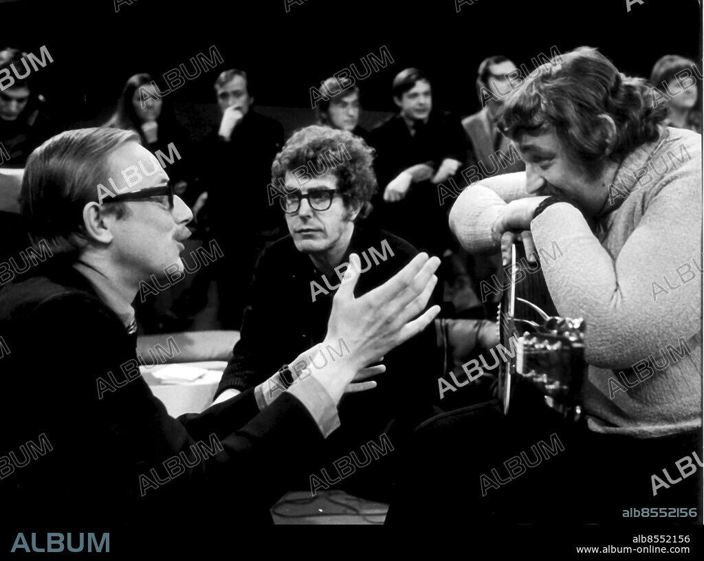 ©SCANPIX SWEDEN, 1973-03-23. Journalisten Gary Engman leder TV-programmet Kvällsöppet.. Här ser vi Gary (t.v.) i en klassisk bild från Kvällsöppet med Bo Widerberg (mitten) och Cornelis Vreeswijk.. Foto: Scanpix . Code: 20360.