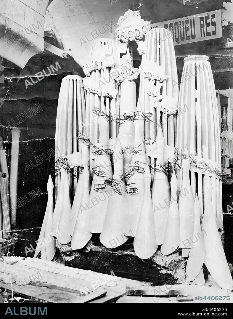 ANTONI GAUDÍ. Maqueta de la fachada Gloria de la Sagrada Familia, Barcelona.