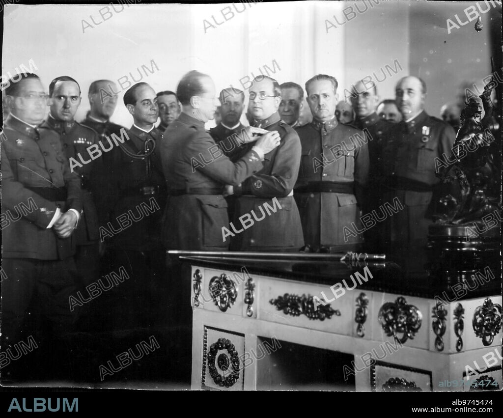 1936. El general López Ochoa, en la escuela superior de Guerra, Imponiendo la medalla militar al comandante profesor de dicho Centro, el comandante de Ingenieros señor Marín de Nernanda, A quien se ha Concedido tan alta recompensa por su brillante actuación en Asturias, donde Resultó Herido.