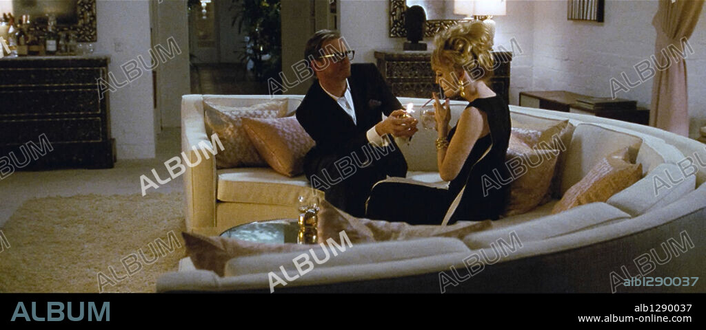 COLIN FIRTH y JULIANNE MOORE en HOMBRE SOLTERO, UN [A SINGLE MAN], 2009 (A SINGLE MAN), dirigida por TOM FORD. Copyright ARTINA FILMS/DEPTH OF FIELD/FADE TO BLACK PRODUCTIONS.