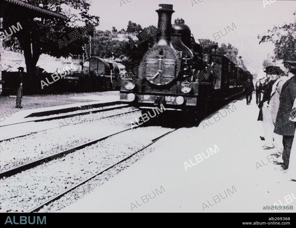 L' ARRIVEE D'UN TRAIN A LA CIOTAT, 1895, directed by AUGUSTE LUMIERE, LOUIS LUMIERE and LUMIERE BROTHERS. Copyright LUMIERE PICTURES.