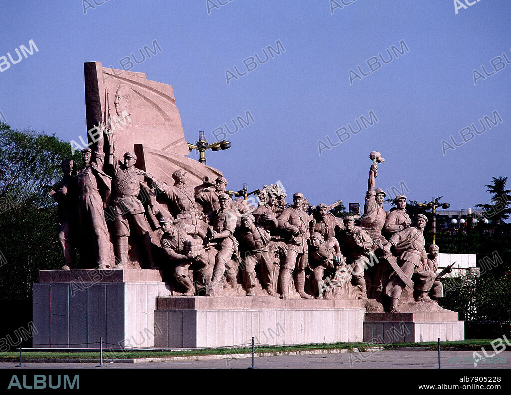ESCULTURA DEL MAUSOLEO DE MAO ZEDONG EN LA PLAZA DE TIAN-ANMEN.