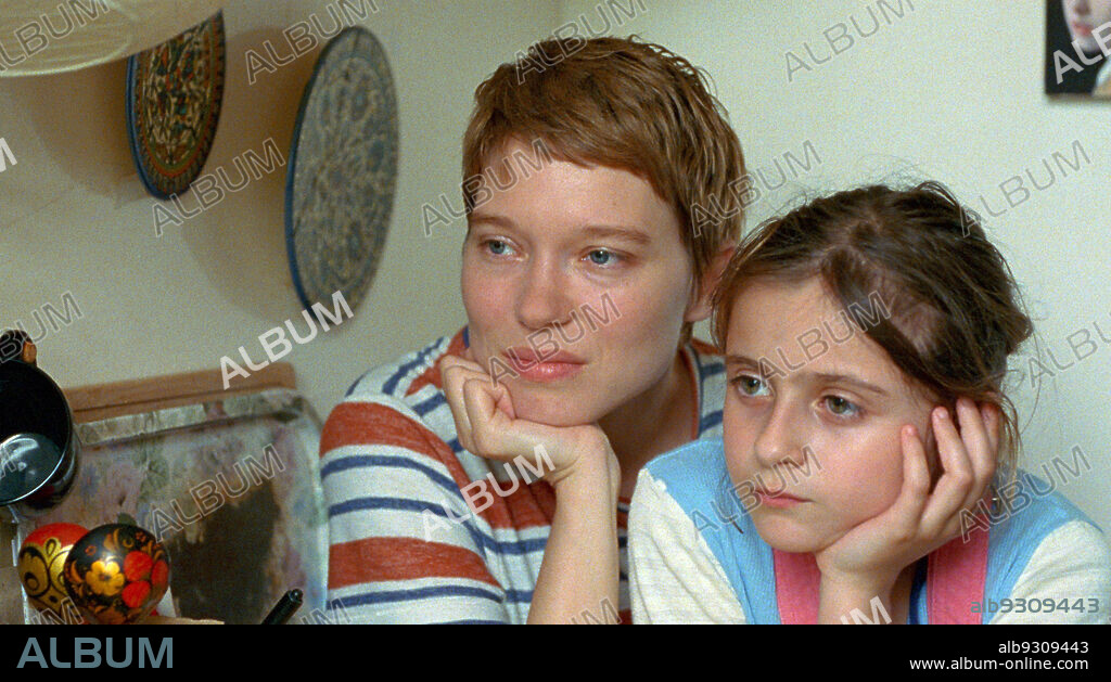 CAMILE LEBAN MARTINS and LEA SEYDOUX in ONE FINE MORNING, 2022 (UN BEAU MATIN), directed by MIA HANSEN-LOVE. Copyright Arte France Cinéma.