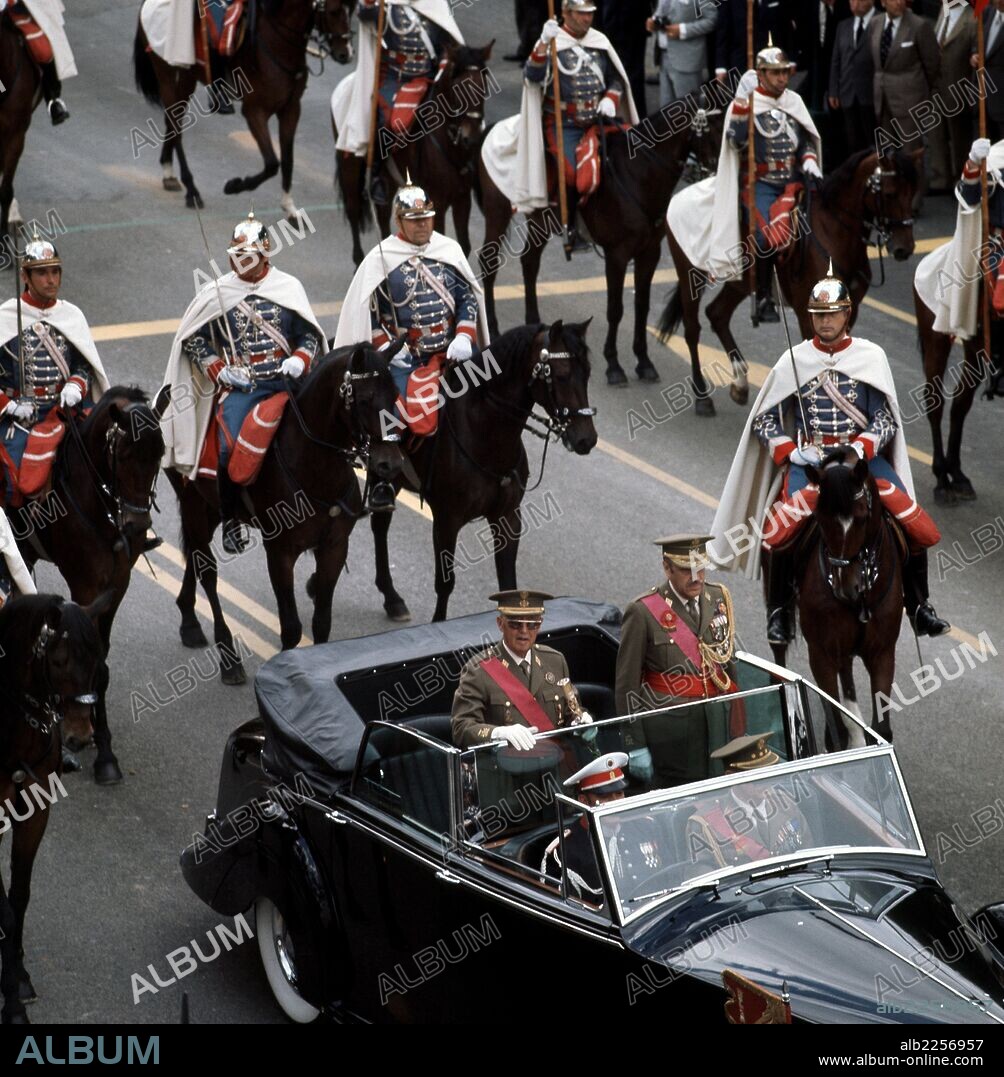 FRANCO BAHAMONDE, FRANCISCO MILITAR Y POLITICO ESPAÑOL. EL FERROL 1892-1975 JEFE DE ESTADO ESPAÑOL 1937-1975 DESFILE DE LA VICTORIA. EN COCHE DESCUBIERTO, ACOMPAÑADO DEL MINISTRO DEL EJERCITO 1973.