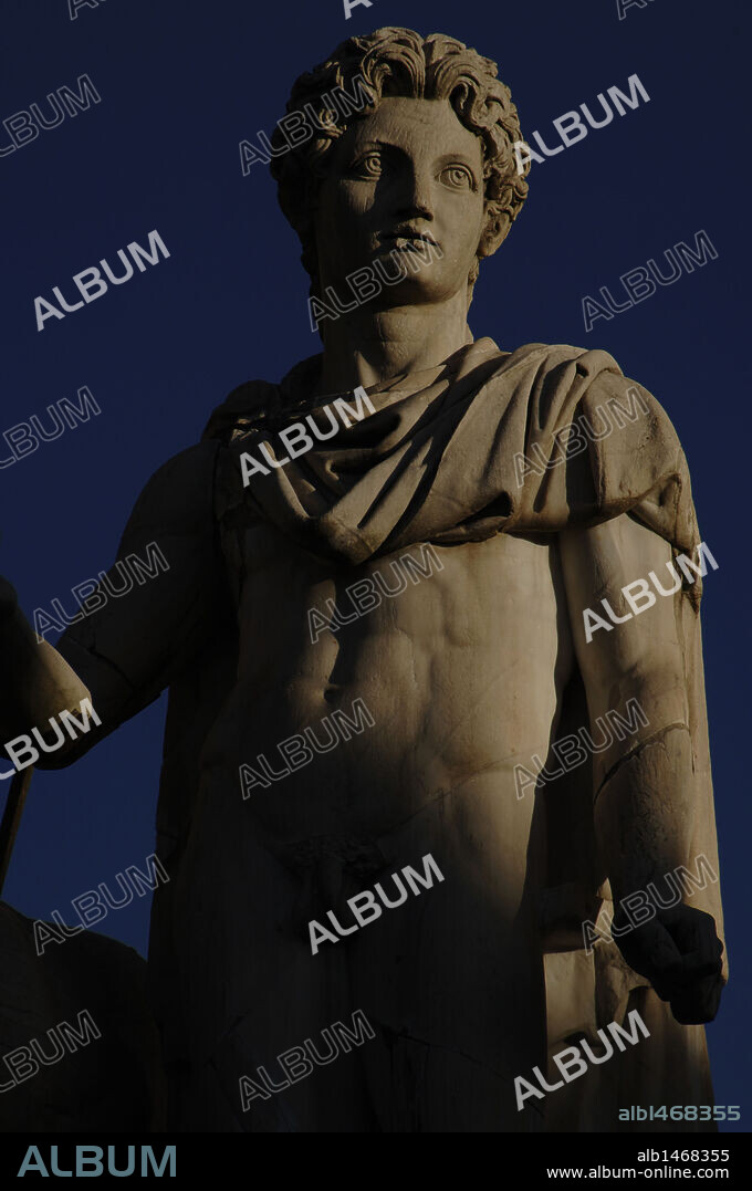 DIOSCUROS. Tindáridas CASTOR Y POLUX, gemelos solares hijos de Zeus. Detalle de la ESTATUA de uno de los DIOSCUROS. Balaustrada de la escalinata de la "Cordonata" de la PLAZA CAPITOLIO (PIAZZA DEL CAMPIDOGLIO). Roma. Italia.