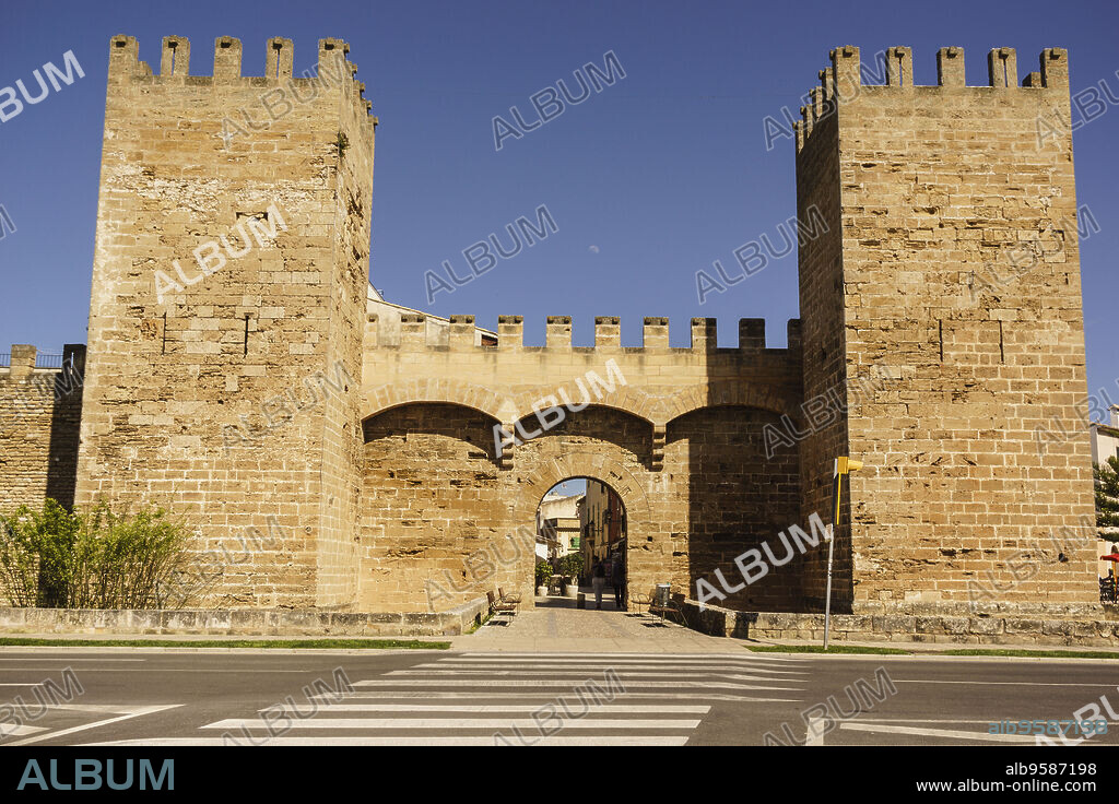 puerta de Mallorca - puerta de Sant Sebastia-, muralla medieval, siglo XIV, Alcudia,Mallorca, islas baleares, Spain.