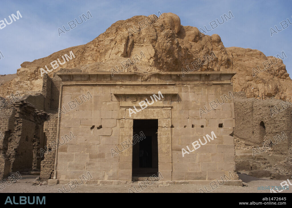ARTE EGIPCIO. EGIPTO. VALLE DE LOS ARTESANOS. ALDEA DE LOS ARTESANOS, llamado "SET MAAT" (en egipcio), DEIR-EL-MEDINA (en árabe). Asentamiento de artesanos profesionales, constructores de las tumbas del Valle de los Reyes. Vista del exterior del TEMPLO DE HATHOR Y MAAT, construido en el período ptolemaico. Deir-El-Medina. Región tebana. Ribera occidental del río Nilo. Egipto.