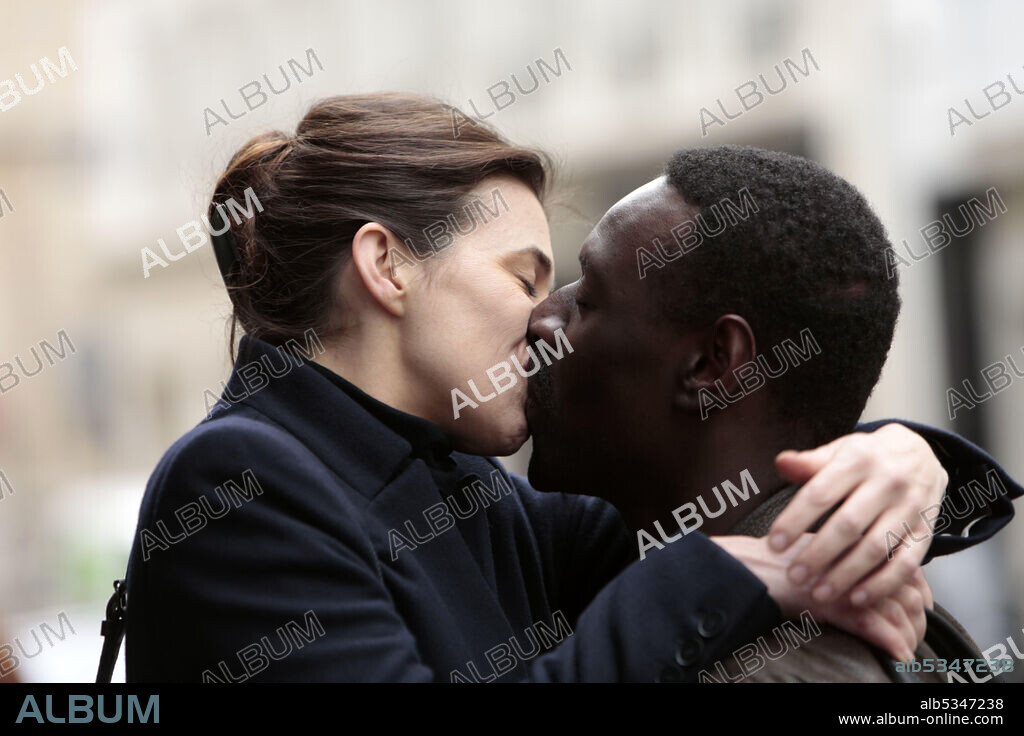 CHARLOTTE GAINSBOURG et OMAR SY dans SAMBA, 2014, réalisé par ERIC TOLEDANO et OLIVIER NAKACHE. Copyright QUAD PRODUCTIONS/EN FILMS/GAUMONT/TF1 FILMS PRODUCTION.