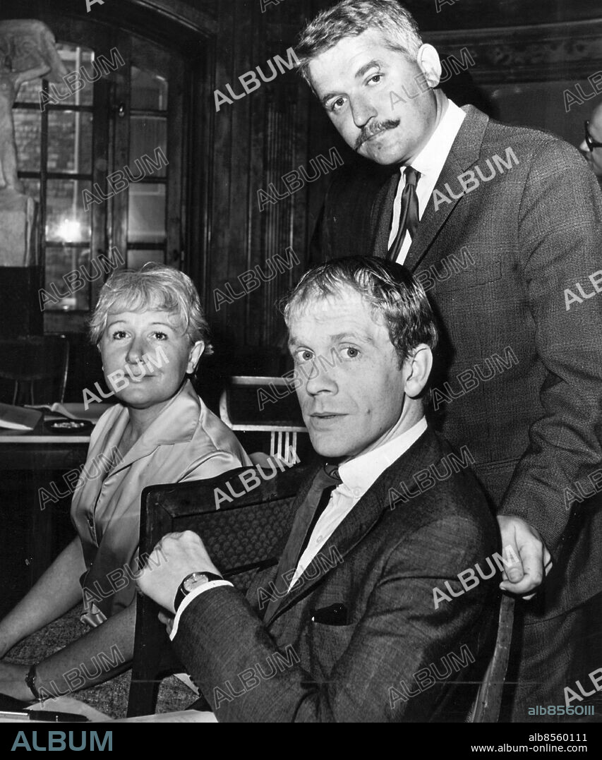 STOCKHOLM 1966-05-11. Ja då, visst får publiken skratta om den vill. Lovade Hasse Alfredson inför höstens Dramaten-premiär på hans och Tage Danielssons Åh vilken härlig fred. Här med skådespelarna Sif Ruud och Per Myrberg. Foto: Expressen / TT / kod 192 . ** OUT AFTONBLADET **.
