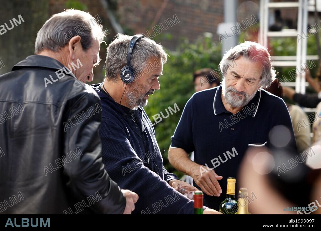 LUC BESSON and TOMMY LEE JONES in THE FAMILY, 2013, directed by LUC BESSON. Copyright EUROPACORP / Cortesía.