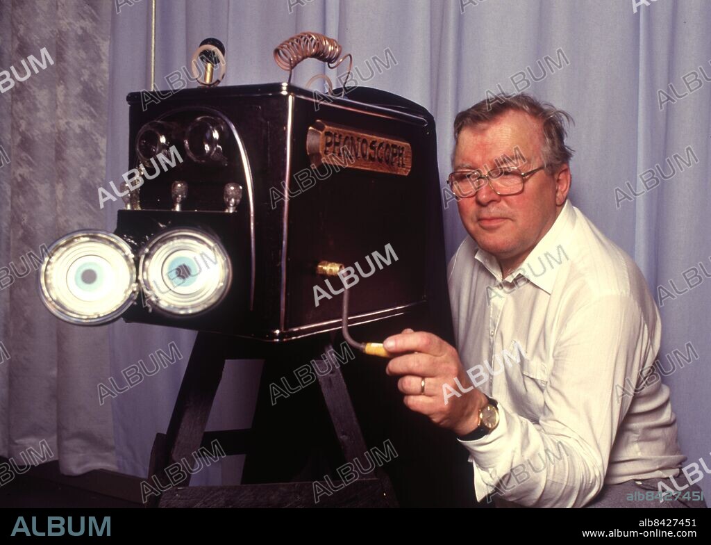 Göteborg 1988 - Humle och Dumle - de kära favoriterna från Kapten Bäckdahl i början av 1960-talet - sågs i Gomrron Sverige i säsongen 1987-1988. Programledare var då Fredrik Belfrage. Det är samma män bakom anskterna - alltså Björn Clarin och KG Larsson -. Bror Halldin var duktig tecknare på Sveriges Television i Göteborg från den allra första TV-tiden. Han skapade bland annat Humle och Dumle. Här visar han sin Phonoscope, som gjorde att man kunde se Humle och Dumle. Inte på riktigt, om nu någon trodde detta. *** Local Caption *** Krep TV-pärm 1988-04. KAMERAREPORTAGE.