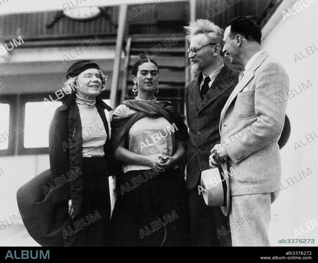 ANONYME. Leon Trotsky with his wife Natalia Sedova and Frida Kahlo.