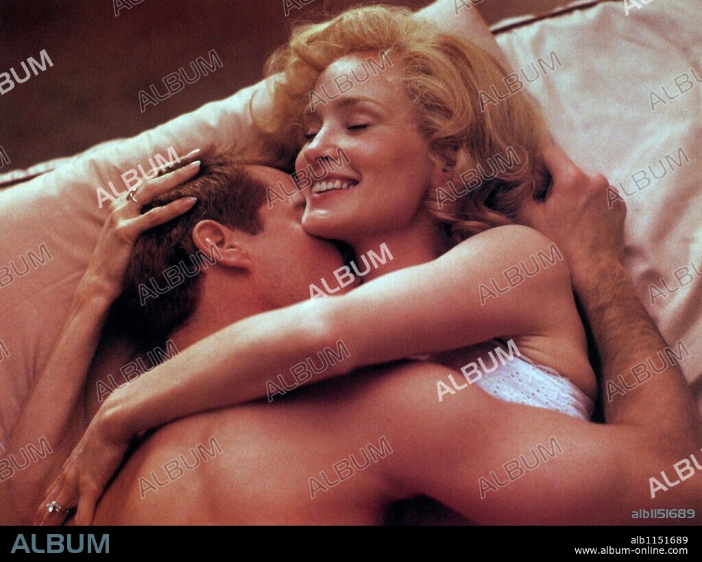 DENNIS QUAID y JESSICA LANGE en CUANDO ME ENAMORO, 1988 (EVERYBODY'S ALL-AMERICAN), dirigida por TAYLOR HACKFORD. Copyright WARNER BROTHERS.