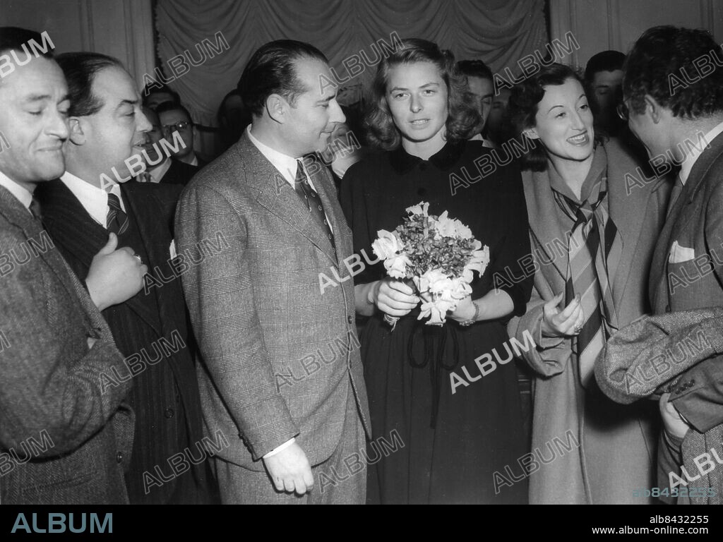 Orig. bildtext... INGRID BERGMAN A ROMA SI PRESENTA CON ROSSELLINI La svedese detronizzatrice di Greta Garbo, Ingrid Bergman è fiunta a Roma per girare il sue film Italiano con Roberto Rossellini: ecce la coppia durante la presentazione ai giornalisti, oggi a Roma, nel corso di una ciclonica conferenza stampa. Anm. Buketter BCE774 Sv/v kopia VEDO (Roma) Text & Bilder persons: ROBERTO ROSSELLINI;INGRID BERGMAN sites: ITALIEN;SVERIGE*;ROM PhotoDate:1940-01-01.
