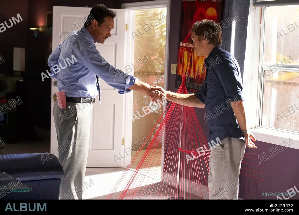 JIMMY SMITS and MICHAEL C. HALL in DEXTER, 2006, directed by KEITH GORDON and MARCOS SIEGA. Copyright SHOWTIME.