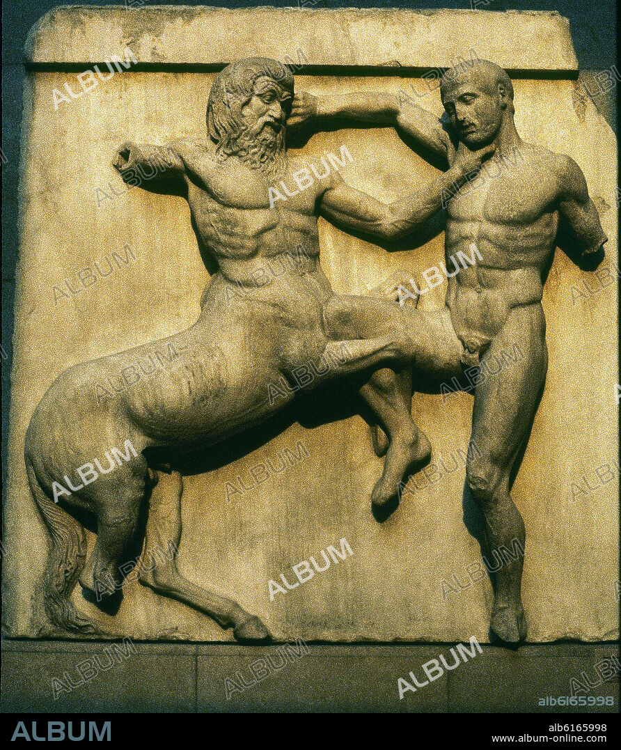 FIDIAS. CENTAURO Y LAPITA - RELIEVE PROCEDENTE DE UNA METOPA DEL PARTENON - PERIODO CLASICO - SIGLO V AC.