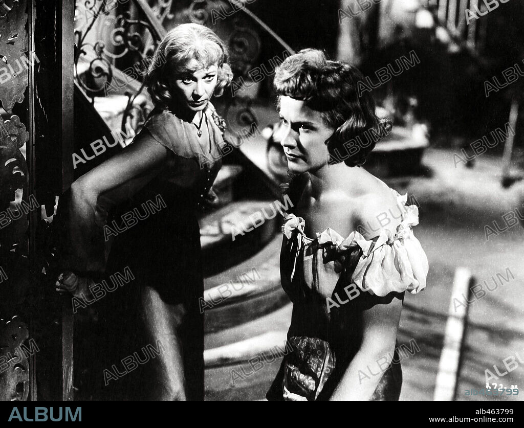 KIM HUNTER and VIVIEN LEIGH in A STREETCAR NAMED DESIRE, 1951, directed by ELIA KAZAN. Copyright WARNER BROTHERS.