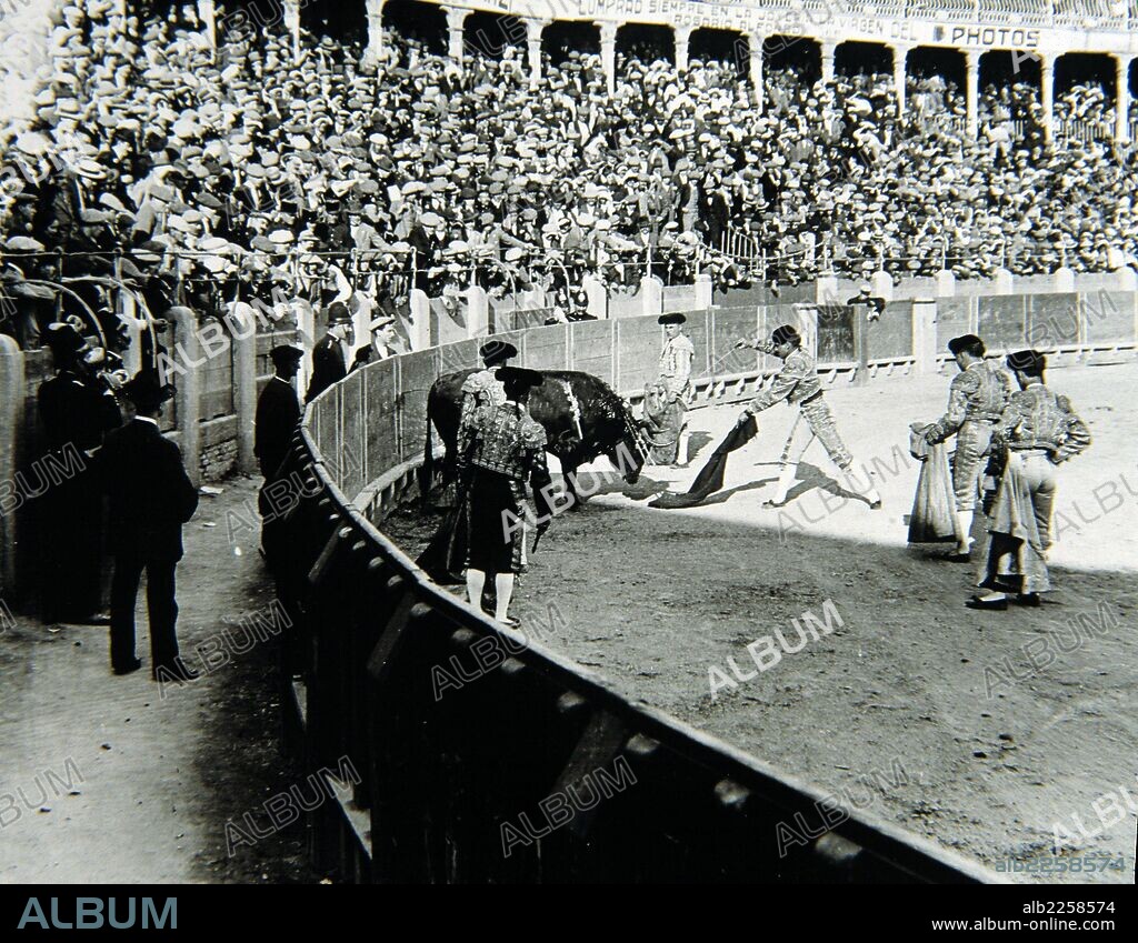 ALGABEÑO , EL. JOSE RODRIGUEZ GARCIA. MATADOR DE TOROS ESPAÑOL. DESCABELLANDO.