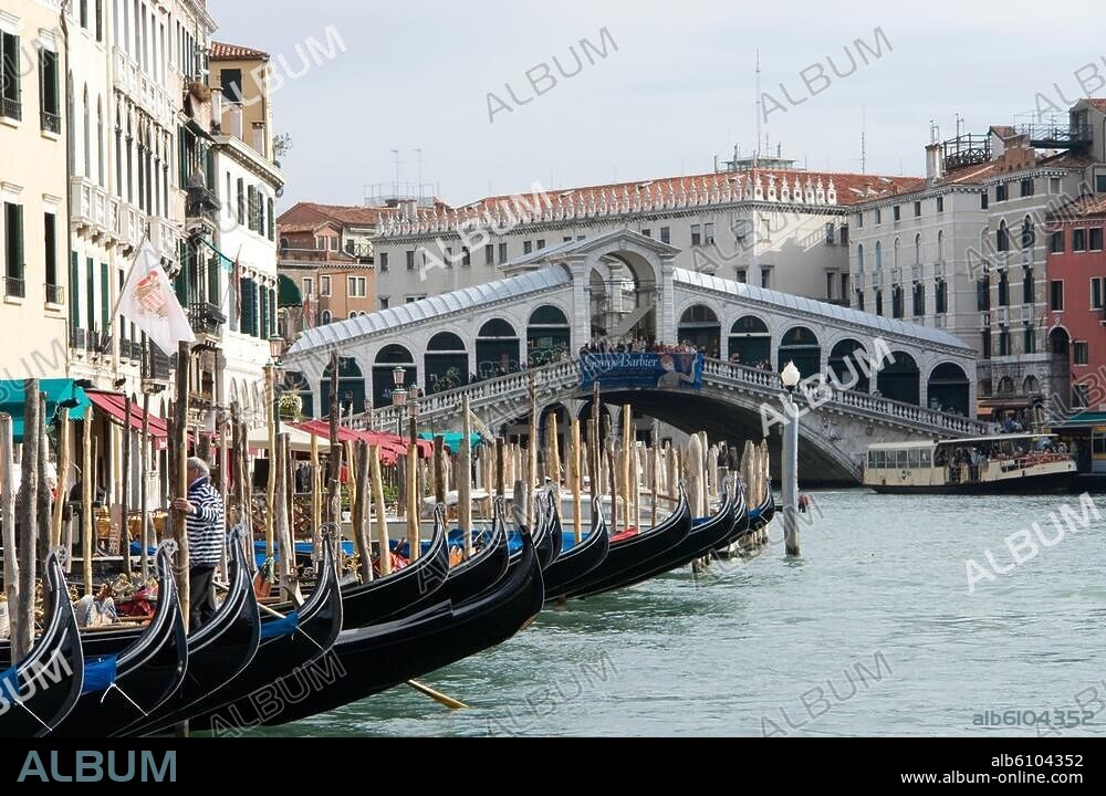 Venedig-Venezia (Italien), Rialtobrücke-Ponte di Rialto (Brücke über den Canal Grande; 1588-92 erbaut; Arch.: Antonio da Ponte).-Ansicht von Südwesten; im Hintergrund der Fondaco dei Tedeschi.-Foto, Oktober 2008.