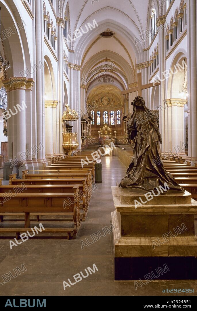 CATEDRAL DE SAN MARTIN (BONNER MÜNSTER). Construida en estilo románico tardío, fue uno de los más importantes centros eclesiásticos de Renania en la Edad Media. Detalle del interior con la figura en bronce (siglo XVIII) de SANTA ELENA. BONN. ALEMANIA.