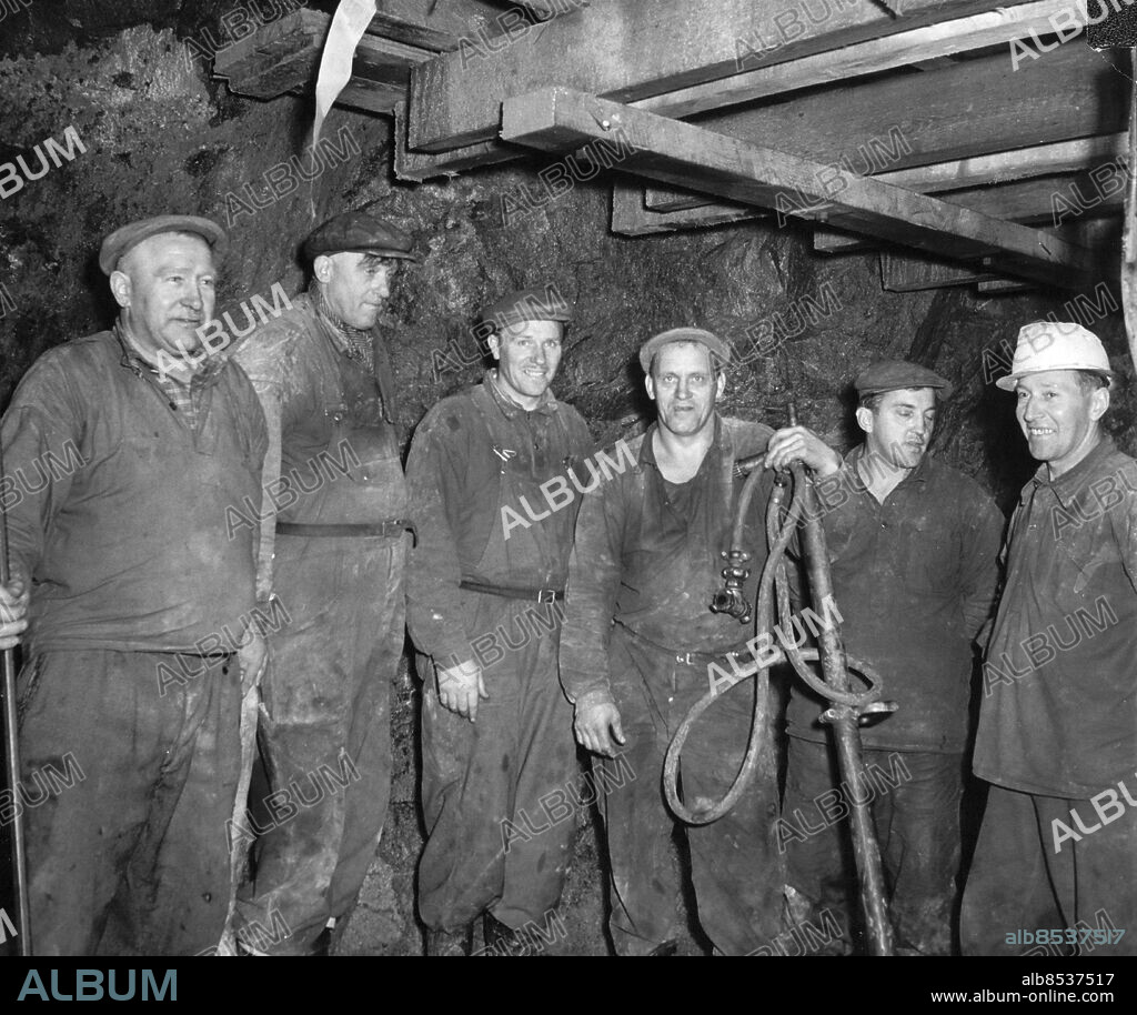 Stockholm 1952-10-13. Bergsprängare. Tunnelbanesprängare. Från vänster Smålands-Jonte J.V. Jonsson, Lång-Jösse Yngve Gustavsson, Henry Högberg, Ernst Edin, Arthur Lindman och Gustav Eriksson "Vasa".. Foto: Carl Eric Bergvall / DN / TT / Kod: 192. ** SvD OUT **.