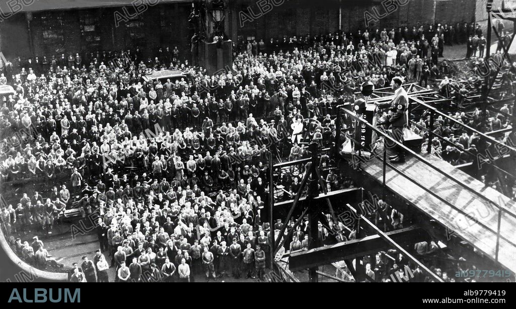 1940. Mitin de Adolf Hitler en los astilleros de Hamburgo.
