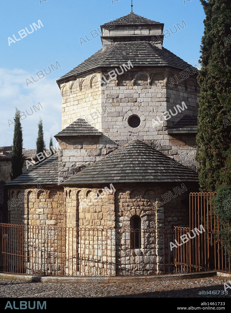 Spain, Catalonia, Girona. Church or chapel of Sant Nicolau. Dating back to the 12th century, it was built on the site of the monastery of Sant Pere de Galligants cemetery. Romanesque style. Architectural detail of the three apse chapels forming a trefoil.