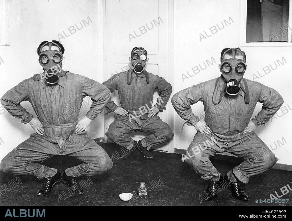 GERMANY ORANIENBURG around 1930. Orig. caption ... FIGHT THEM POISON GAS. The armor against the invisible enemy in the gas protection school of the Auer society in Oranienburg b / Berlin. 34357) Knee bends in a room filled with tear gas. Photo: Robert Sennecke / AB Text & Bilder / SVT / Code: 5600 Folder: Civil Defense Germany Gas and air protection exercises 4057A Picture series Photo report Trio Kneeling Auergesellschaft sites: ORANIENBURG; GERMANY PhotoDate: 193? - ?? - ??.