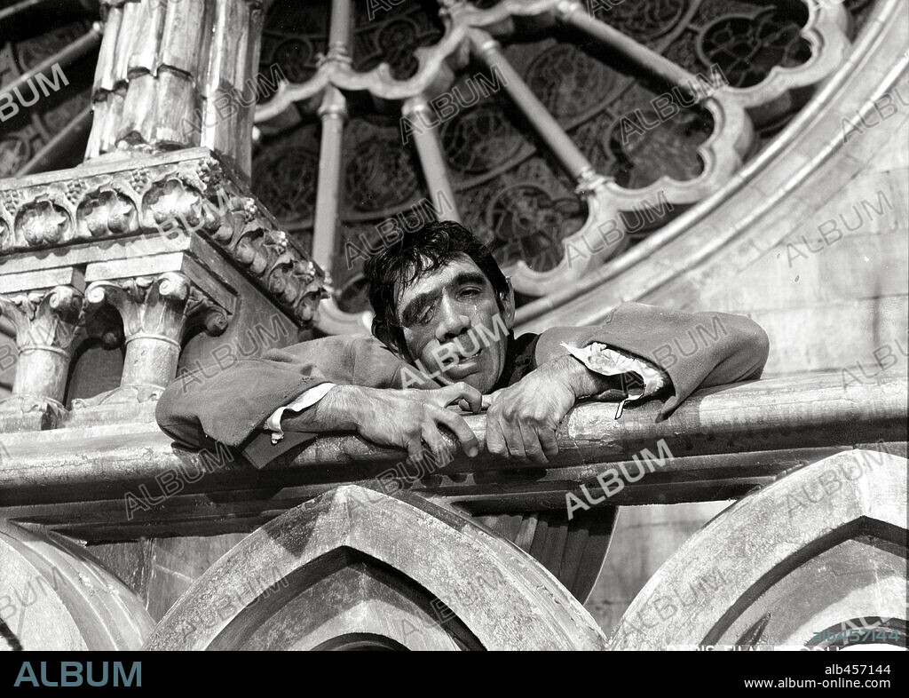 ANTHONY QUINN en NUESTRA SEÑORA DE PARÍS, 1956 (NOTRE DAME DE PARIS), dirigida por JEAN DELANNOY. Copyright PARIS-FILM PRODUCTIONS/ALLIED ARTISTS / VOINQUEL, RAYMOND.