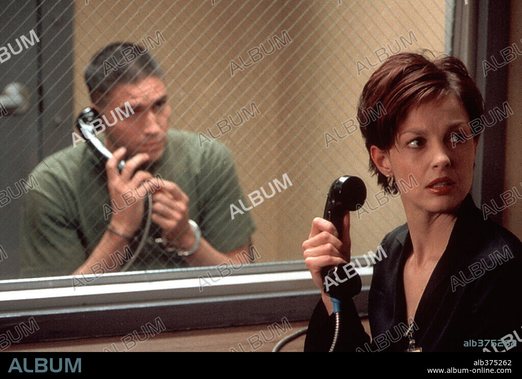 ASHLEY JUDD y JIM CAVIEZEL en TODA LA VERDAD, 2002 (HIGH CRIMES), dirigida por CARL FRANKLIN. Copyright 20TH CENTURY FOX.