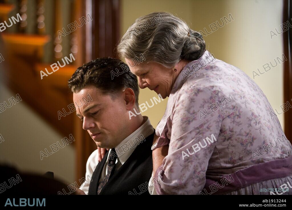 JUDI DENCH et di caprio. JUDI DENCH et Leonardo DiCaprio dans J. EDGAR, 2011, réalisé par CLINT EASTWOOD. Copyright MALPASO PRODUCTIONS / BERNSTEIN, KEITH.