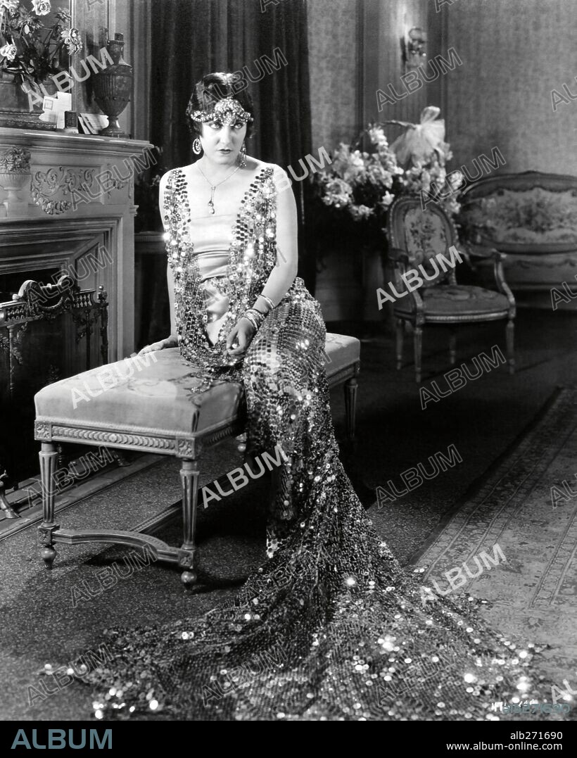 GLORIA SWANSON in THE IMPOSSIBLE MRS. BELLOW, 1922, directed by SAM WOOD. Copyright PARAMOUNT PICTURES.