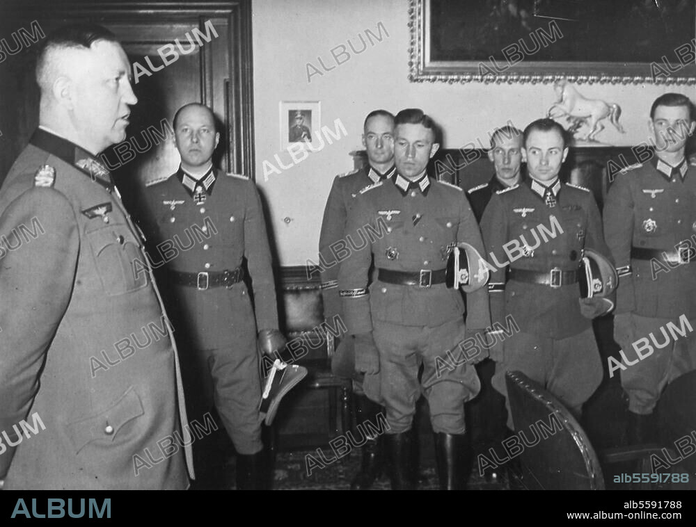Fromm, Friedrich; Generaloberst, Chef der Heeresrüstung und Befehlshaber des Ersatzheeres; Berlin 8.10.1888 - (hingerichtet) Brandenburg 12.3.1945. Generaloberst Fromm empfängt eine Frontabordnung der Division "Großdeutschland" unter Führung von Oberst Niemack. Foto, 7. März 1944.
