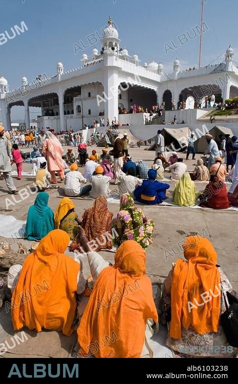 Religionen: Sikh (indische Religionsgemeinschaft).-Sikh-Fest Hola Mahalla in Anandpur Sahib (Punjab, Indien): Verteilung von Essen an die Pilger vor dem Takht Sri Keshbarh Sahib.-Foto, 23.03.2008.