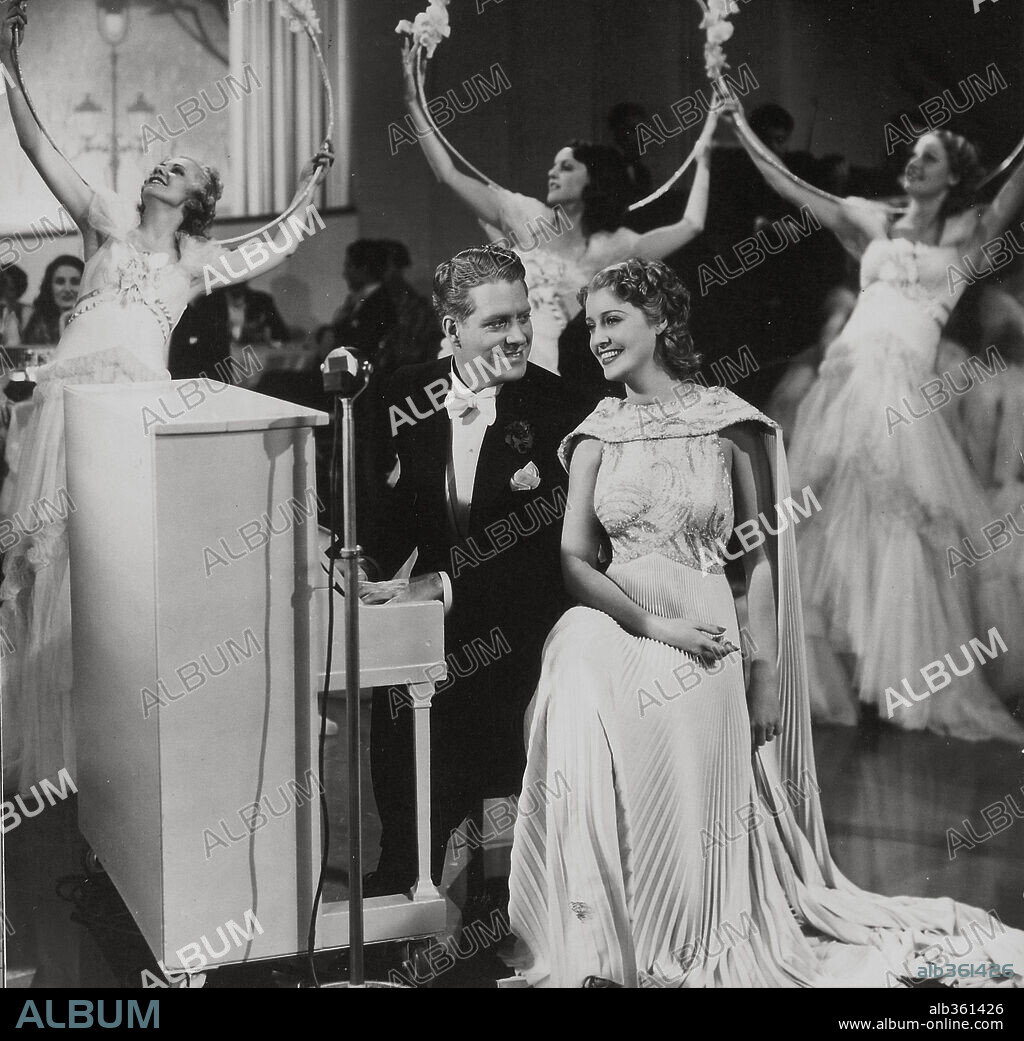 JEANETTE MACDONALD and NELSON EDDY in SWEETHEARTS, 1938, directed by W. S. VAN DYKE. Copyright M.G.M.