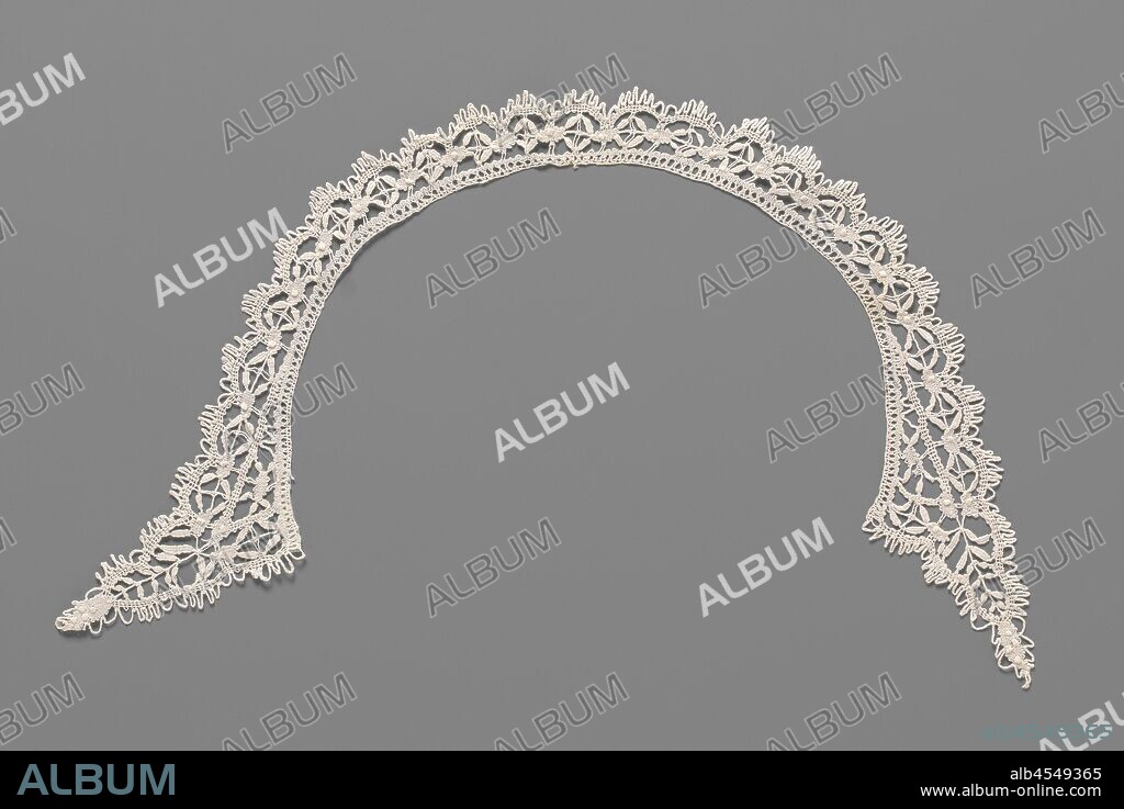 Bobbin lace collar with geometric double zigzag pattern with curved edge, Natural color Bobbin lace collar: Cluny lace. Lying round model with a narrow middle and long points at the ends. The collar is not symmetrical because one of the points kinks outwards and the other does not. The pattern has a double zigzag line with ovals at the nodes, through which longitudinal and transverse lines. The motifs are made in linen with embellishments. The motifs are connected by a braid ground. Scallop edge with flat, uniform scallops with looping loops., anonymous, Le Puy-en-Velay (possibly), c. 1900 - c. 1930, cotton (textile), Cluny lace, l 21 cm w 2.7 cm × l 8.5 cm.