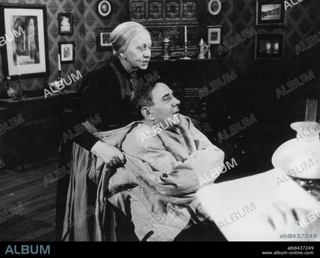STOCKHOLM 1967.. Orig. bildtext... TV-teatern ger måndagden den 30 januari kl. 20.40 Fadren av August Strindberg i regi av Keve Hjelm. Dekoren är gjord av Bengt Hellgren. I en artikel, som Strindberg noga studerade, berättade en fransk sociolog om forntidens matriarkat och förutsatte kvinnoväldets återkomst i vårt samhälle. Med denna idé som utgångspunkt lyfte Strindberg upp sin privata strid med hustrun Siri till ett dramatiskt plan, där striden mellan man och kvinna blir en fråga om liv eller död. I rollerna: Erik Hell, Gunn Wållgren, Margot Ryding, Tina Hedström, Heinz Hopf, Olof Widgren, Morhgan Andersson och Carl Olof Alm. Anm. Scenklädsel TV-teater Tvångströjor Dramatik CD335 persons: MARGOT RYDING;ERIK HELL sites: STOCKHOLM;SVERIGE.