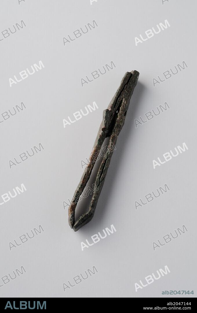 Pinzas depilatorias hechas en bronce ( Volsellae ) . Longitud 61 mm Ancho 11 mm Grosor 2 mm.( Siglos II – IV d.C. )- Epoca romana procedente del Yacimiento arqueológico de Complutum en Alcalá de Henares ( Madrid ). ESPAÑA .