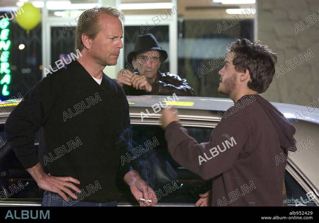 BRUCE WILLIS, EMILE HIRSCH and HARRY DEAN STANTON in ALPHA DOG, 2006, directed by NICK CASSAVETES. Copyright NEW LINE CINEMA / MICHAELS, DARREN.