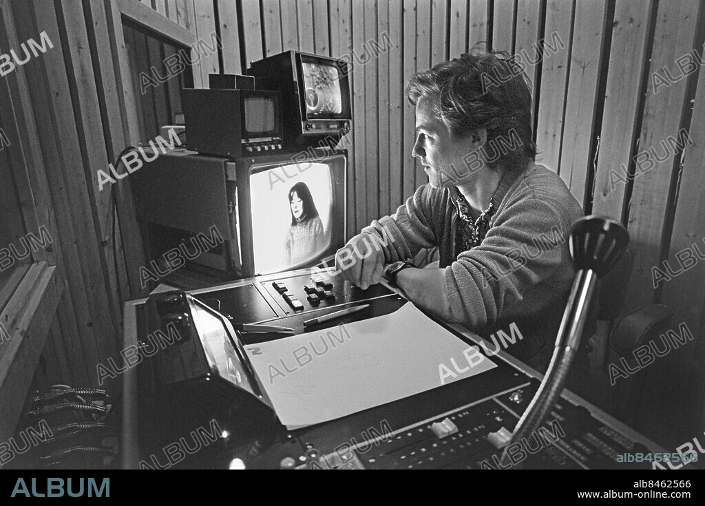 1973-03-30.. Eddie Axberg, skådespelare och ljudtekniker, i arbete med att dubba och ljudsätta en serie kommande Emil i Lönnebergafilmer.. Foto: Bo-Aje Mellin / RiR / SVT / Kod: 5600. Bild och reportage publ. i RiR 17/73 sid. 20-22 inför TV-filmen Här har du ditt liv.. RiR 20820 sv/v neg   . Ljudteknik Studio Mixerbord Monitorer.