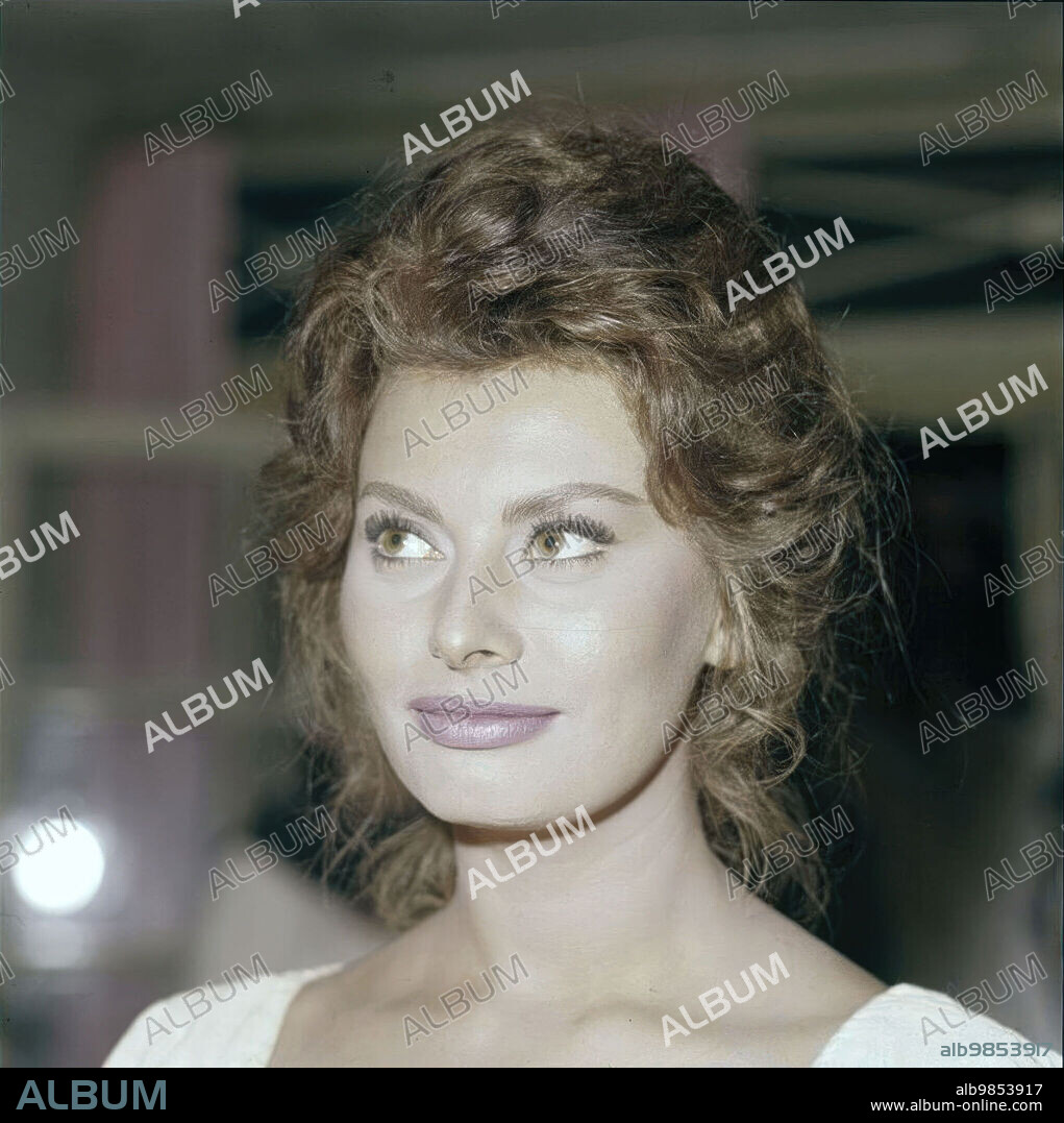 LOREN SOPHIA / LOREN SOFIA 1934/. SOPHIA LOREN in MADAME SANS-GENE, 1961, directed by CHRISTIAN-JAQUE. Copyright EMBASSY PICTURES.