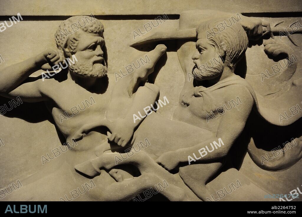 ARTE FENICIO. 'SARCOFAGO DE LICIO' (finales S. V aC). Influencia griega. Realizado en mármol de Paros. Detalle de uno de los laterales donde se representa a DOS CENTAUROS LUCHANDO POR UN CIERVO EN UN TERRENO ROCOSO. El centauro de la derecha lleva una piel de pantera y un garrote en la mano. Procede de la necrópolis de Sidón, Líbano. Museo Arqueológico. Estambul. Turquía.