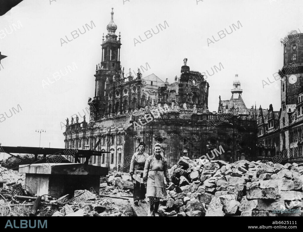 Two "rubble women" during clearing works in front of the destroyed Hofkirche in Dresden.  +++(c) dpa - Report+++.